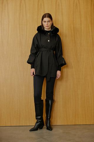 Siyah Kapişonu Kürklü Trenç Mont