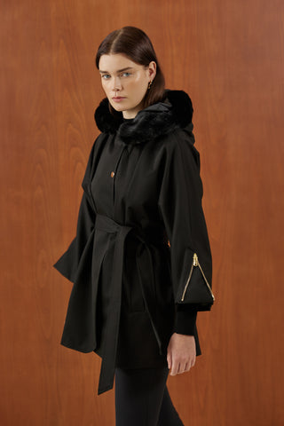 Siyah Kapişonu Kürklü Trenç Mont