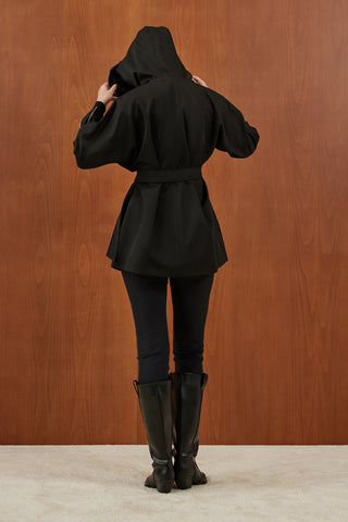 Siyah Kapişonu Kürklü Trenç Mont