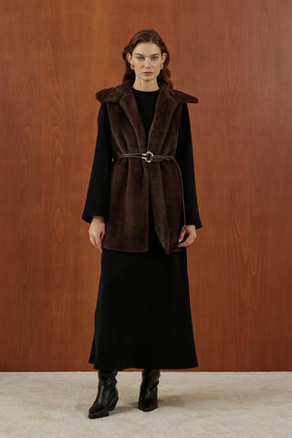 Kahverengi Kemer Detaylı Yakalı Kürk Yelek