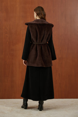 Kahverengi Kemer Detaylı Yakalı Kürk Yelek