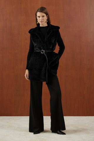 Siyah Kemer Detaylı Yakalı Kürk Yelek