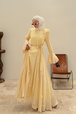 Volan Kol Detaylı Omuzları Çiçek Aksesuarlı Kuşaklı Elbise Sarı