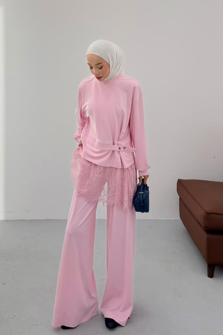 Beli Dantel Parça Detaylı Kuşaklı Pantolonlu İkili Takım Pembe