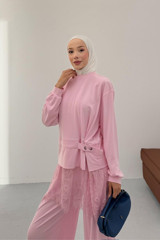 Beli Dantel Parça Detaylı Kuşaklı Pantolonlu İkili Takım Pembe