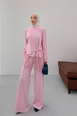 Beli Dantel Parça Detaylı Kuşaklı Pantolonlu İkili Takım Pembe