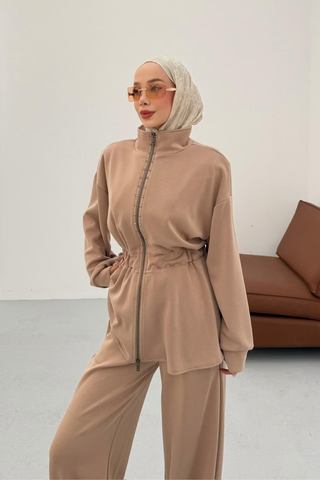 Dik Yakalı Taş Şeritli Beli Büzgülü Pantolonlu İkili Takım Camel