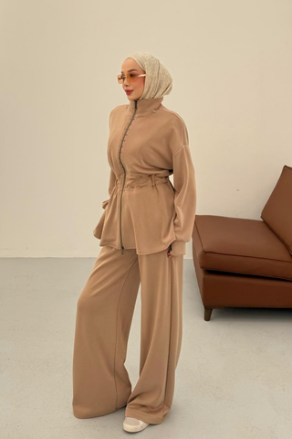 Dik Yakalı Taş Şeritli Beli Büzgülü Pantolonlu İkili Takım Camel