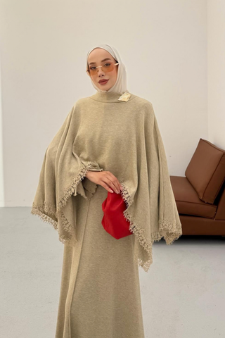 Pelerin Ucu Dantel Detaylı Gold Broşlu Elbise Camel