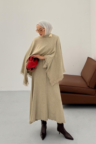 Pelerin Ucu Dantel Detaylı Gold Broşlu Elbise Camel