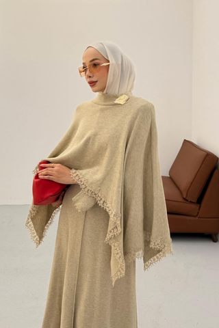Pelerin Ucu Dantel Detaylı Gold Broşlu Elbise Camel