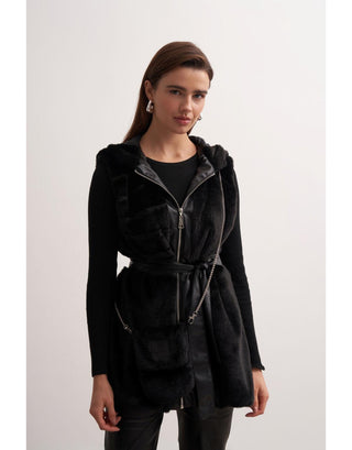 Siyah Kapüşonlu, Deri Detaylı, Çantalı Peluş Kışlık Yelek - Fushya Online