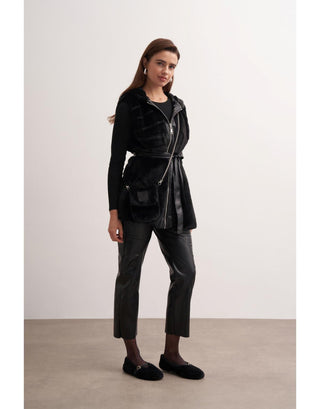 Siyah Kapüşonlu, Deri Detaylı, Çantalı Peluş Kışlık Yelek - Fushya Online