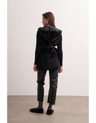 Siyah Kapüşonlu, Deri Detaylı, Çantalı Peluş Kışlık Yelek - Fushya Online