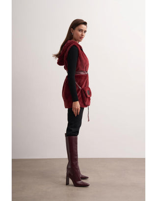 Bordo Kapüşonlu, Deri Detaylı, Çantalı Peluş Kışlık Yelek - Fushya Online