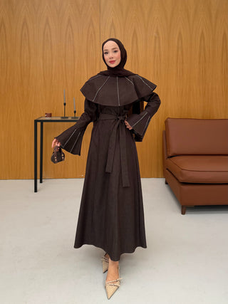Pelerin Detaylı Taşlı Gabardin Elbise Kahverengi