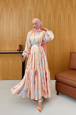 Yakası Çiçek Detaylı Desenli Saten Elbise Pembe