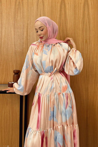 Yakası Çiçek Detaylı Desenli Saten Elbise Pembe