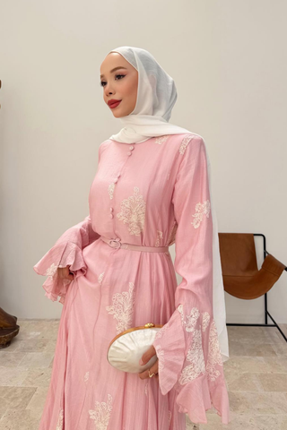 Volan Kollu Nakış İşlemeli Kemerli Elbise Pembe