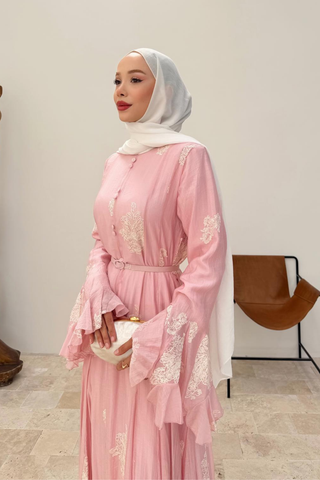 Volan Kollu Nakış İşlemeli Kemerli Elbise Pembe