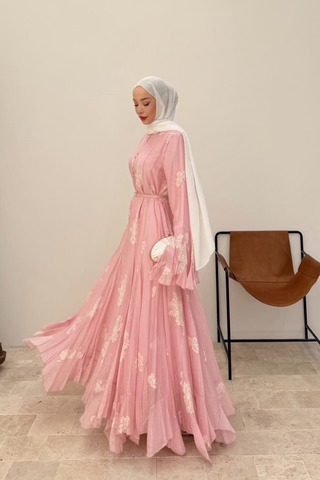 Volan Kollu Nakış İşlemeli Kemerli Elbise Pembe