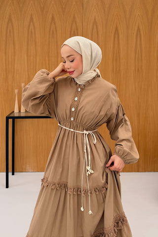 Bel Büzgülü Püskül Detaylı Elbise Camel