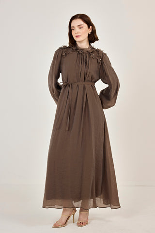 Omuzları Çiçekli Taşlı Elbise Kahverengi