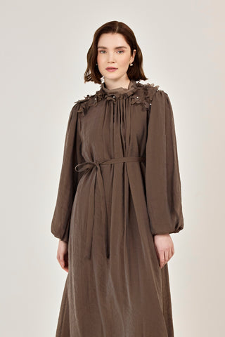 Omuzları Çiçekli Taşlı Elbise Kahverengi