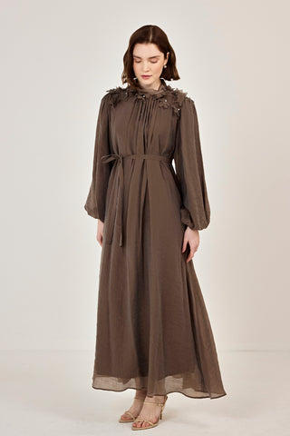 Omuzları Çiçekli Taşlı Elbise Kahverengi