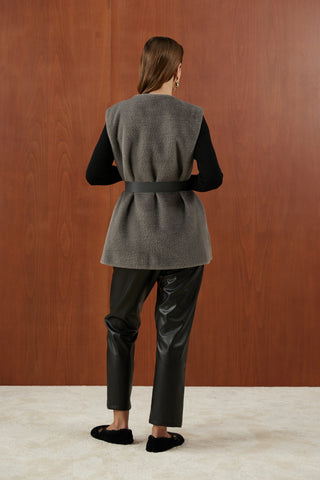 Gri Kemer Detaylı Kürk Yelek